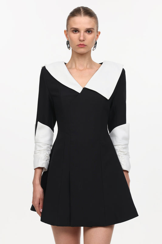 Vestido Mini Kyler com Contraste de Tecido e Manga Longa
