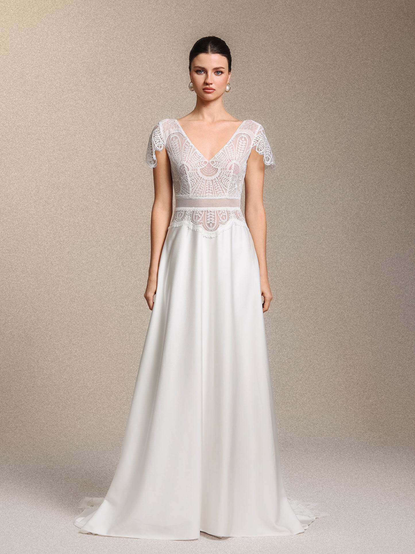 Vestido de Noiva Naira Boho Decote V Cintura Marcada em Renda e Cetim Branco