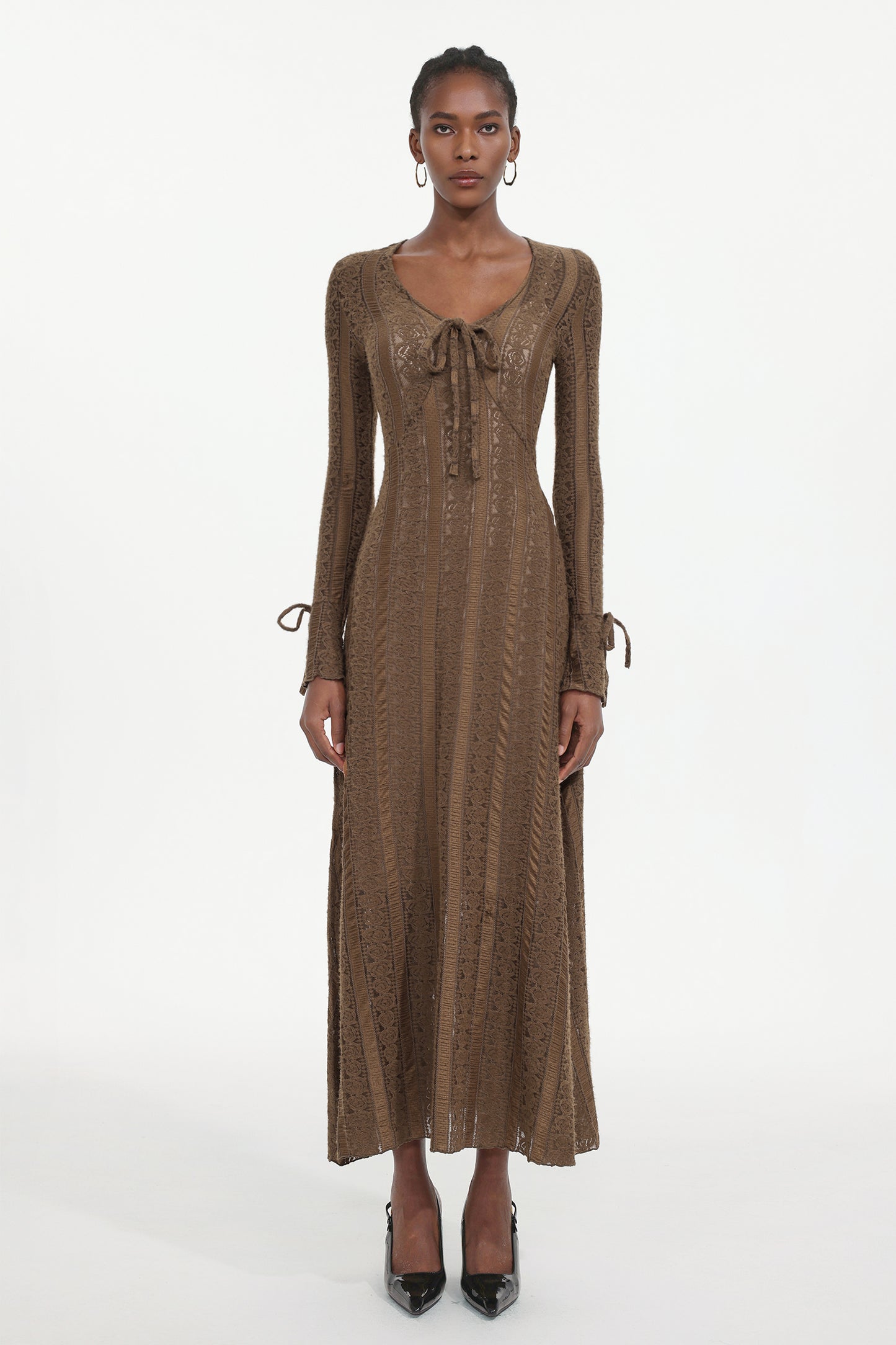 Vestido Maxi Katya em Renda e Laço com Manga Longa - Marrom