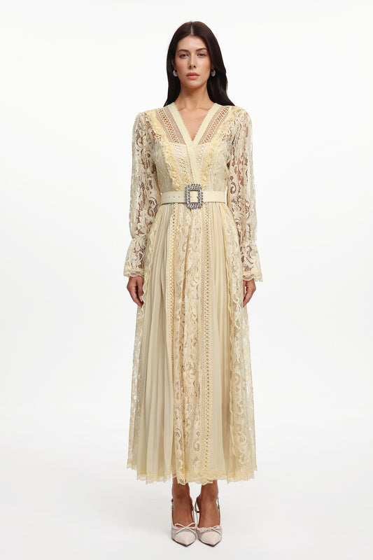 Vestido Maxi Lola Resort em Renda com Recortes e Manga Comprida