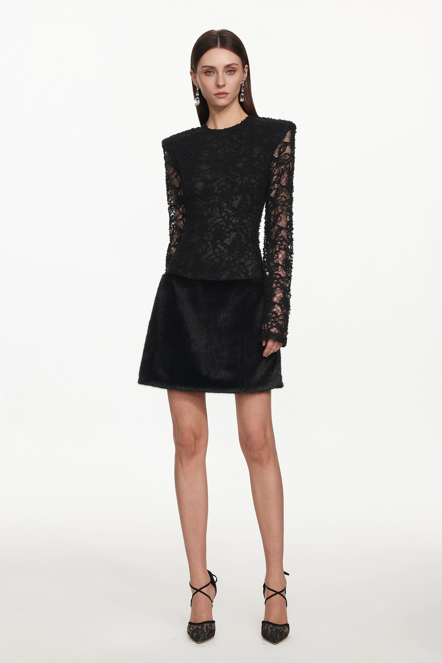 Vestido Mini Wanda em Renda com Manga Longa e Detalhe de Pelúcia Falsa
