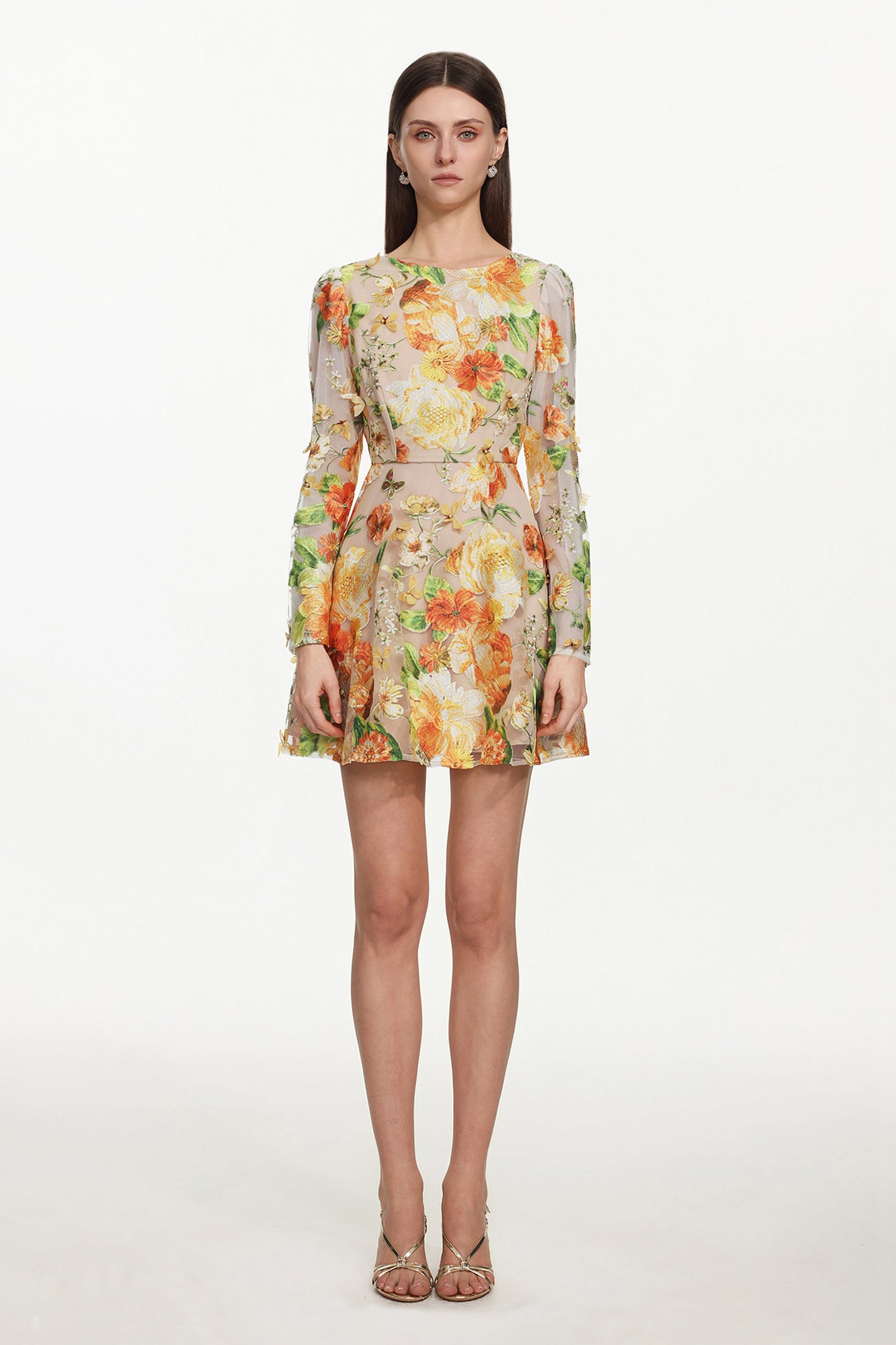 Vestido Mini Vicky com Bordado Floral e Manga Longa