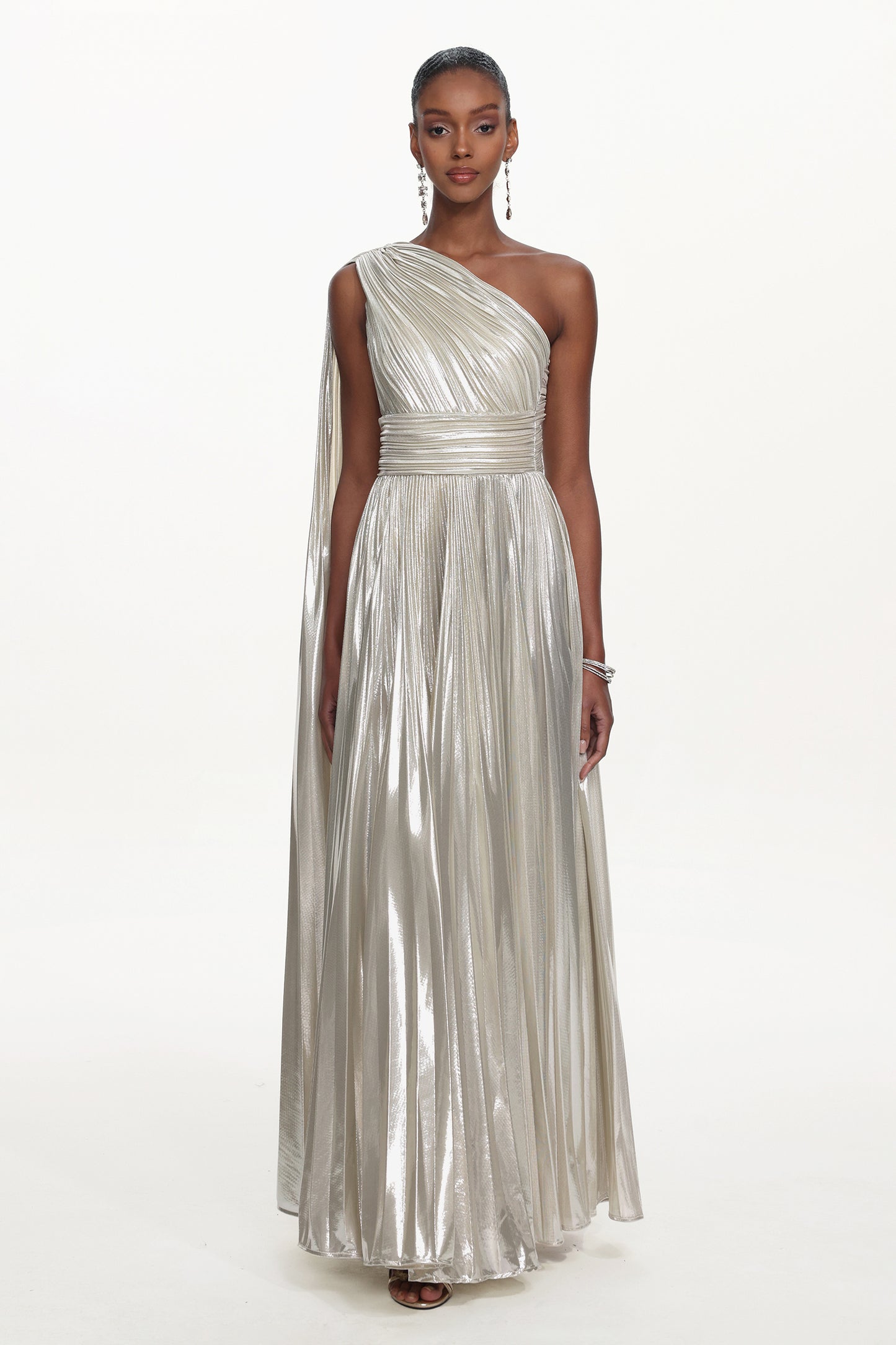 Vestido Maxi Leyla com Um Ombro, Drapeado e Pregas Metalizadas