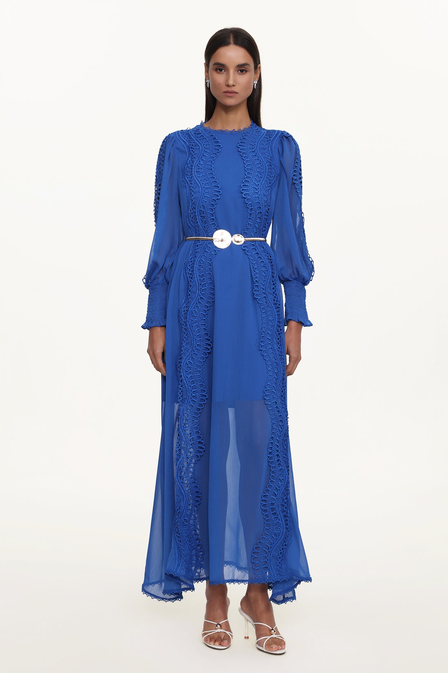 Vestido Longo Pola Resort em Renda Floral, Azul, Manga Longa e Gola Redonda