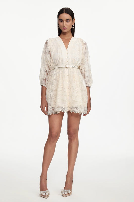 Vestido Mini Taye Resort com Mangas Longas, Cinto e Renda