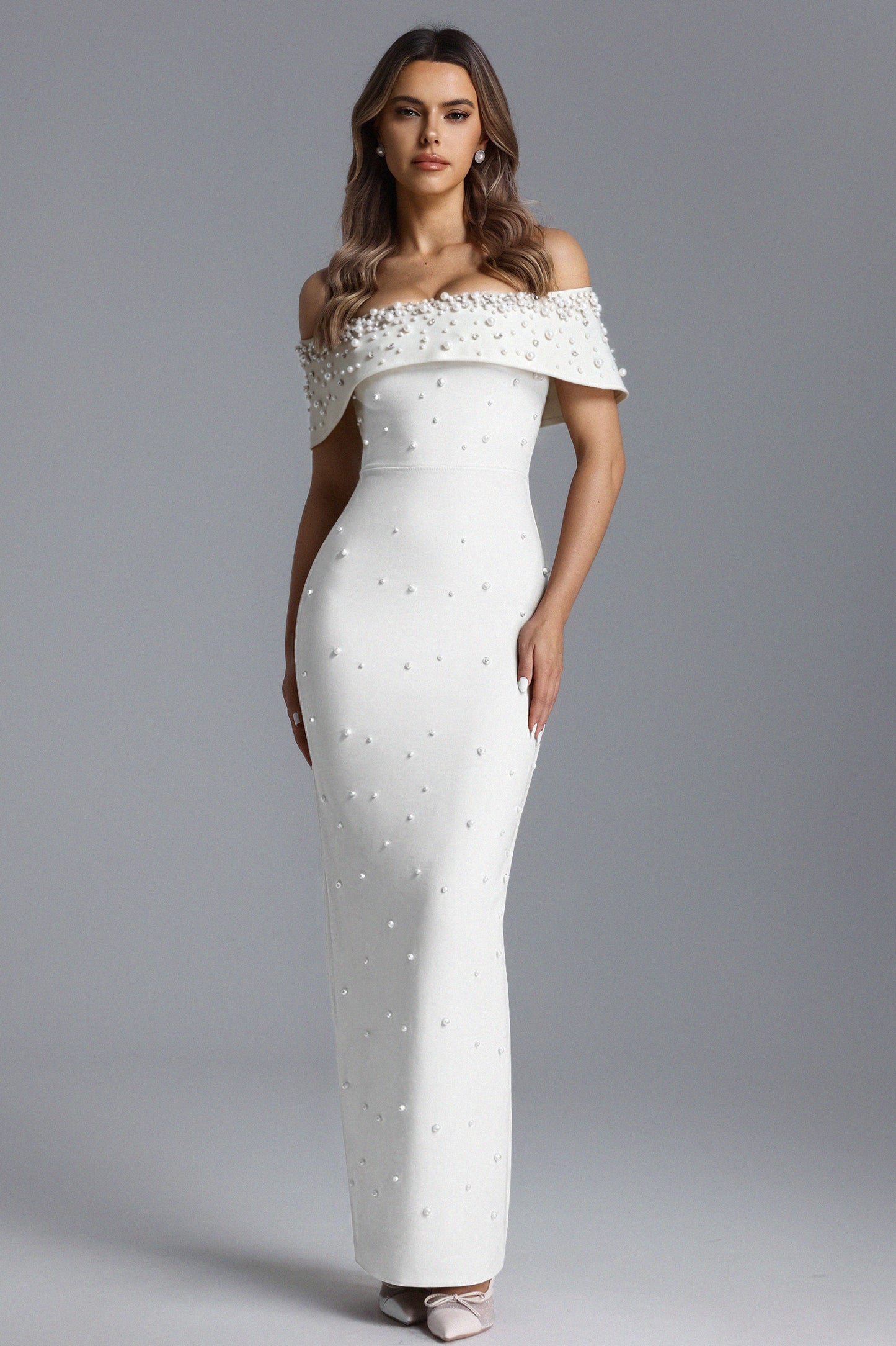 Vestido Maxi Isme com Ombro a Ombro, Pérolas e Strass
