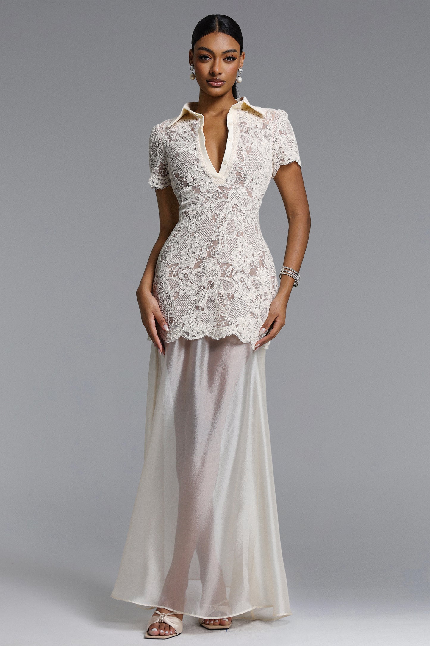 Conjunto Locia Elegante com Top em Renda Abotoado e Saia em Cetim