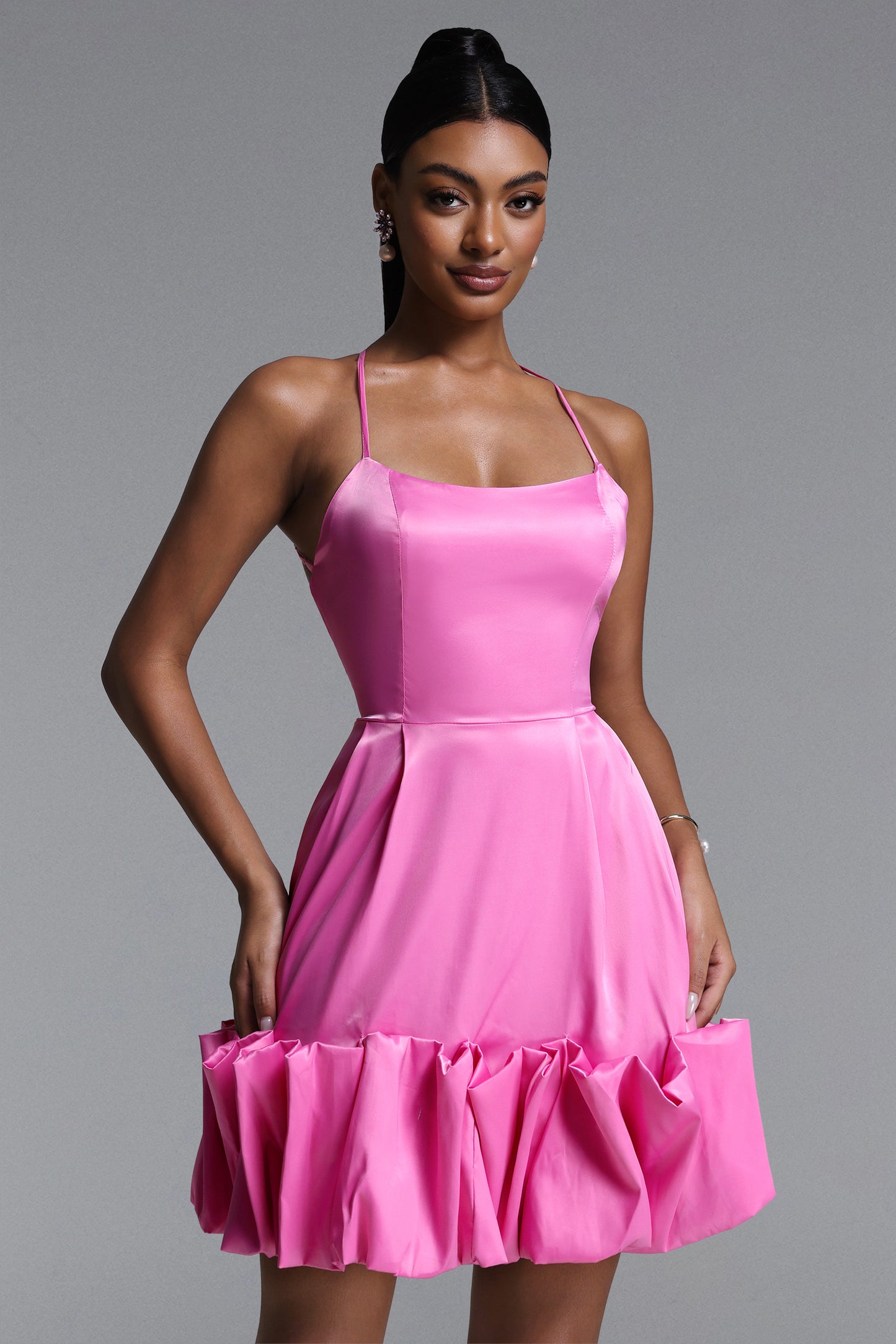 Vestido Mini Sarly Romântico com Mangas Bufantes em Cetim