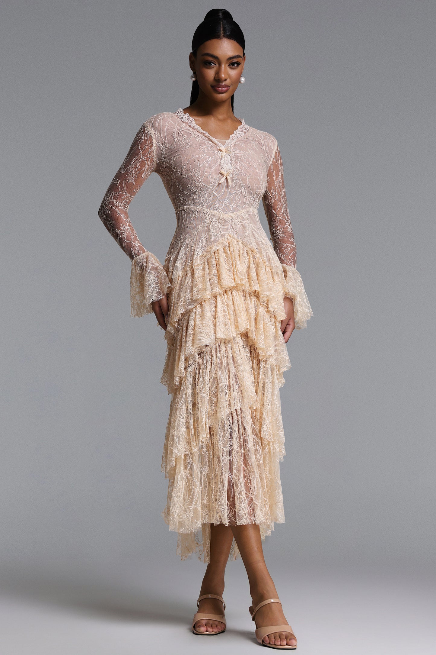 Vestido Maxi Kianala Romântico com Decote V, Manga Longa e Babado em Renda