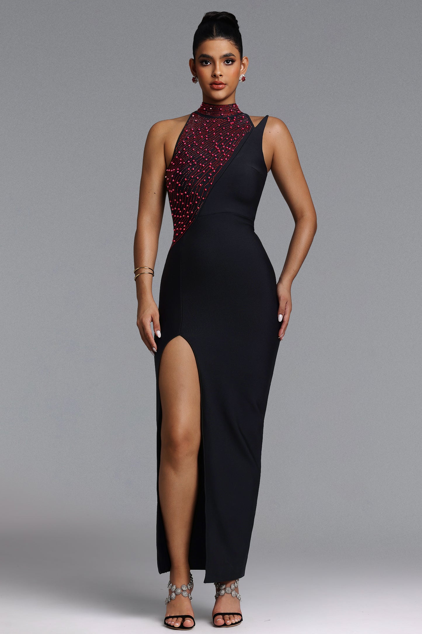 Vestido Maxi Liopa com Decote Halter, Pérolas e Cristais