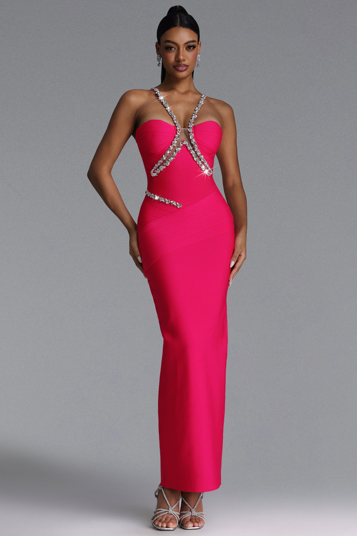 Vestido Maxi Mota com Decote Halter V Neck em Bandage e Cristal