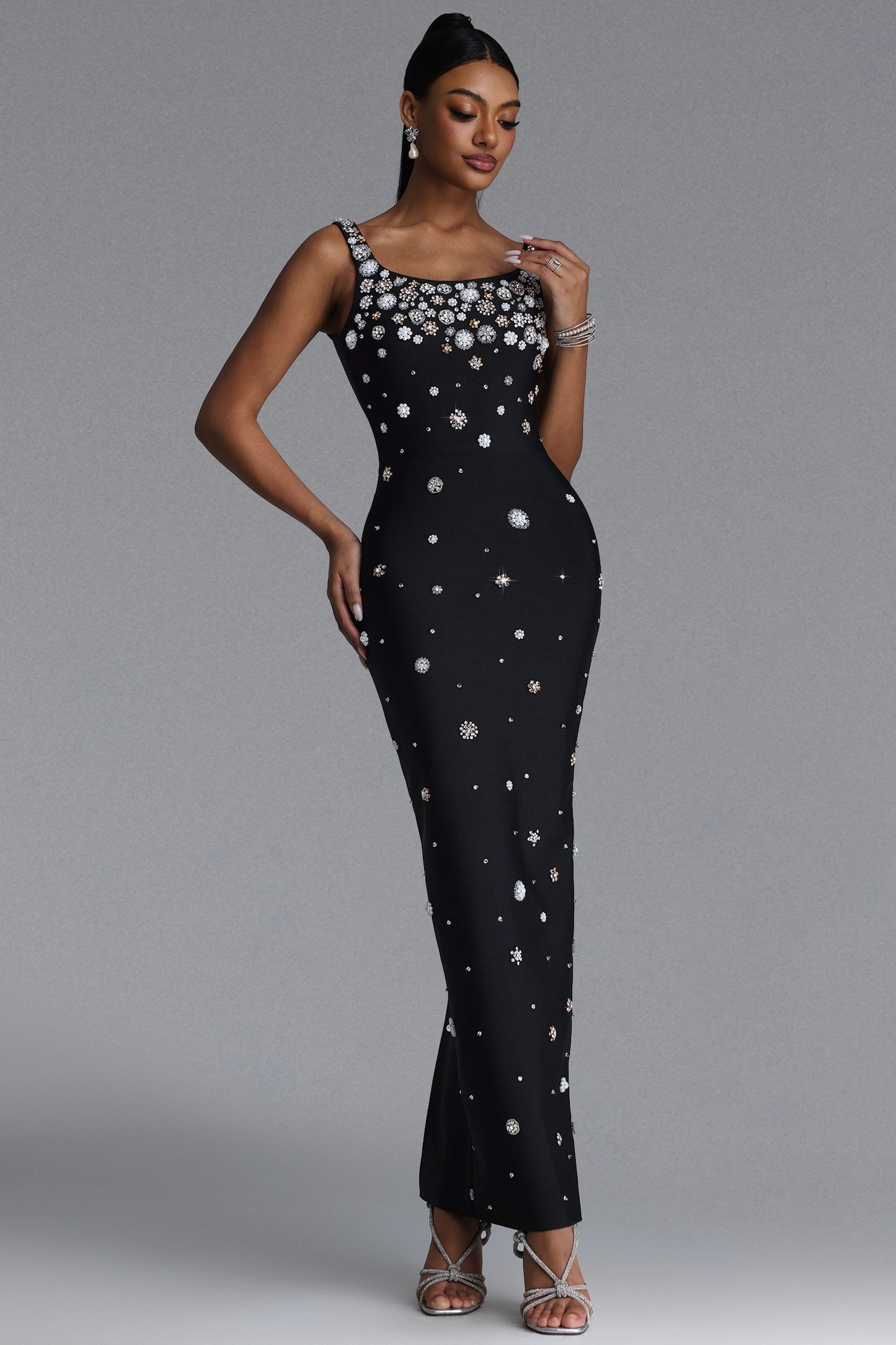 Vestido Longa Jellay Glamorous com Botões de Strass