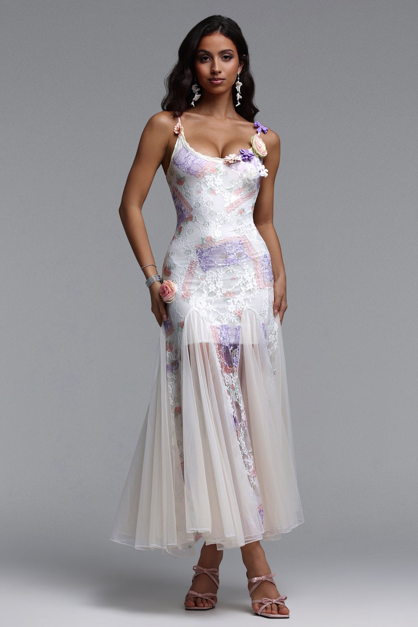 Vestido Zade Resort Fluido com Estampa Floral e Detalhes de Renda