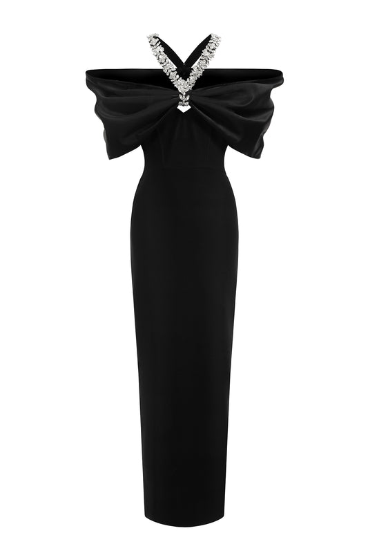 Vestido Maxi Sloan com Halter, Ombros à Mostra e Cristais